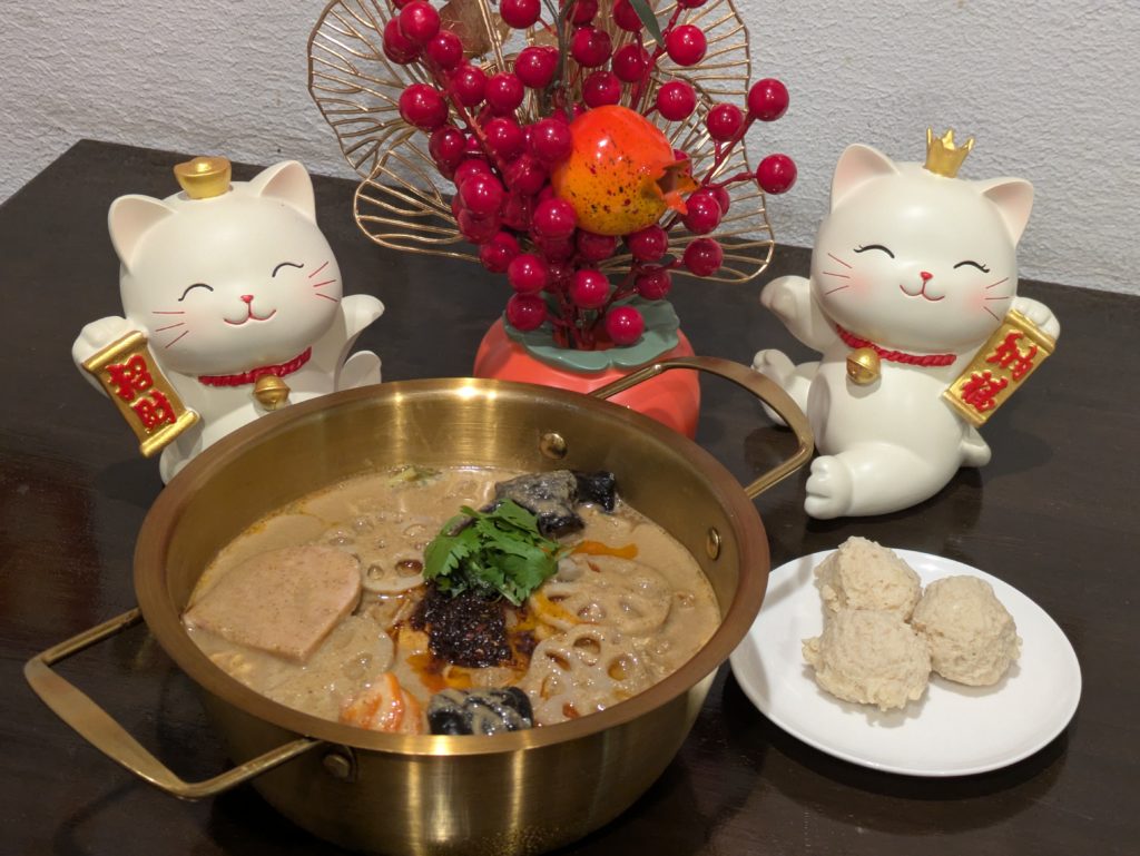 鶏丸子芝麻醤麻辣砂鍋面