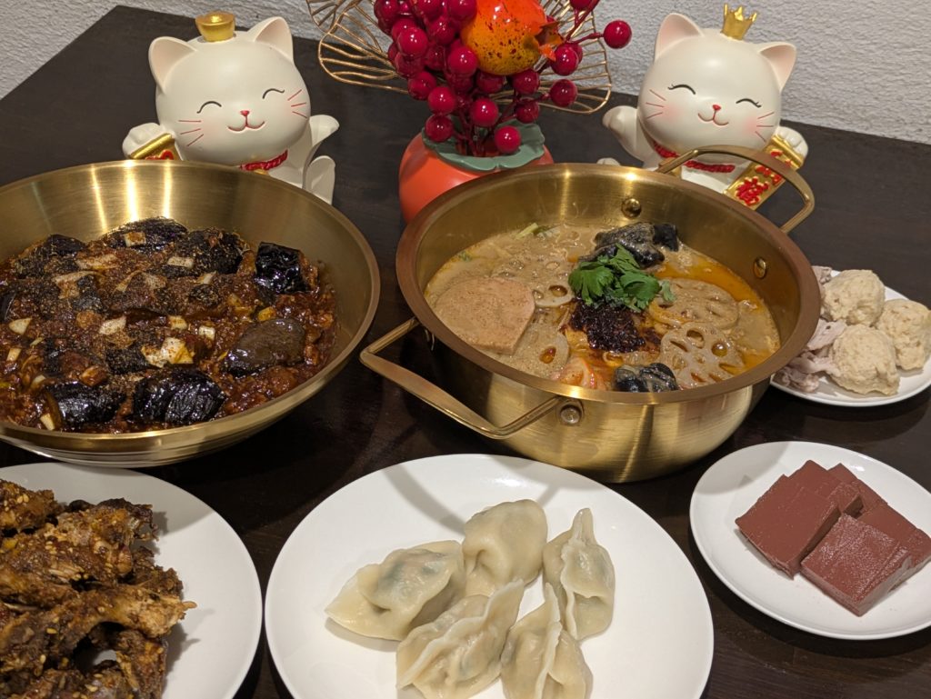 麻婆茄子丼、鴨血芝麻醤砂鍋面、水餃子、凉拌鶏架